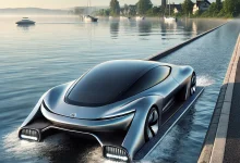 سيارة مستقبلية في مرحلة الانتقال بين الطريق والماء، مما يبرز قدراتها البرمائية.