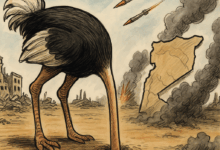 رسم كاريكاتوري سياسي يُصوّر نعامًة تدفن رأسها في الرمل وسط مشهد مدمر يمثل العالم العربي. تظهر من حولها خرائط متشققة، مبانٍ مهدمة، ودخان يتصاعد من الانفجارات، بينما تطير الصواريخ في السماء. الصورة ترمز إلى سياسة التهرب والإنكار التي تنتهجها الأنظمة العربية تجاه الأزمات المحيطة، في وقت يعمّ فيه الخراب من كل الاتجاهات.