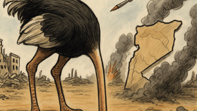 رسم كاريكاتوري سياسي يُصوّر نعامًة تدفن رأسها في الرمل وسط مشهد مدمر يمثل العالم العربي. تظهر من حولها خرائط متشققة، مبانٍ مهدمة، ودخان يتصاعد من الانفجارات، بينما تطير الصواريخ في السماء. الصورة ترمز إلى سياسة التهرب والإنكار التي تنتهجها الأنظمة العربية تجاه الأزمات المحيطة، في وقت يعمّ فيه الخراب من كل الاتجاهات.