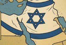 الصورة تعرض خريطة للشرق الأوسط وشمال أفريقيا، وعليها يظهر علم إسرائيل (نجمة داود زرقاء بين خطين أفقيين أزرقين على خلفية بيضاء) وكأنه يغطي جزءًا كبيرًا من المنطقة، بما في ذلك أراضي إسرائيل والدول المجاورة.