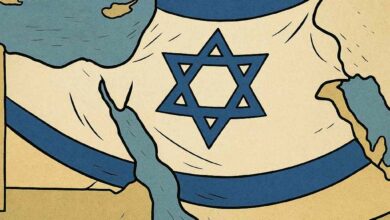 الصورة تعرض خريطة للشرق الأوسط وشمال أفريقيا، وعليها يظهر علم إسرائيل (نجمة داود زرقاء بين خطين أفقيين أزرقين على خلفية بيضاء) وكأنه يغطي جزءًا كبيرًا من المنطقة، بما في ذلك أراضي إسرائيل والدول المجاورة.