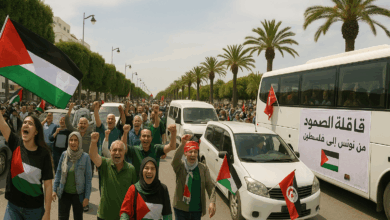 مشهد بانورامي لقافلة الصمود التونسية، تُظهر الحافلات والمشاركين المغاربيين يرفعون أعلام فلسطين، في طريقهم الرمزي نحو غزة تضامنًا مع الشعب الفلسطيني.