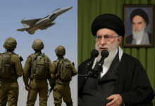 جنود إسرائيليون يراقبون طائرة مقاتلة أثناء تحليقها، وفي الجهة المقابلة يظهر المرشد الأعلى الإيراني علي خامنئي يلقي خطابًا حاد اللهجة، وخلفه صورة للخميني، في مشهد يعكس تصاعد التوتر بين إسرائيل وإيران.
