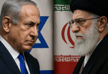 صورة تُظهر رئيس الوزراء الإسرائيلي بنيامين نتنياهو والمرشد الأعلى الإيراني علي خامنئي وجهاً لوجه بنظرات متوترة، وخلف كل منهما علم بلاده، في تجسيد رمزي لتصاعد التوتر والصراع بين إسرائيل وإيران.