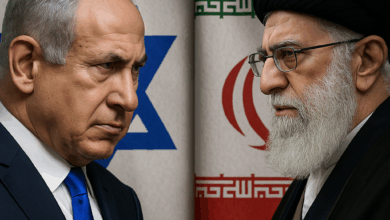 صورة تُظهر رئيس الوزراء الإسرائيلي بنيامين نتنياهو والمرشد الأعلى الإيراني علي خامنئي وجهاً لوجه بنظرات متوترة، وخلف كل منهما علم بلاده، في تجسيد رمزي لتصاعد التوتر والصراع بين إسرائيل وإيران.