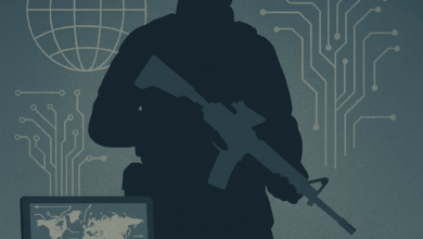 صورة رقمية تُجسّد ظلال جندي حديث محاط بعناصر من التكنولوجيا العسكرية المتقدمة، مثل الطائرات المسيّرة، الأقمار الصناعية، وشبكات البيانات، في مشهد يعكس مفهوم حروب الجيل الخامس حيث تتقاطع القوة العسكرية مع الذكاء الاصطناعي والحرب السيبرانية.