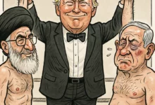 كاريكاتير يظهر مباراة ملاكمة حيث يقف ترامب في الوسط كحكم، ونتنياهو على اليمين يتلقى لكمات، وخامنئي على اليسار، وترامب يرفع يد كل منهما في مشهد ساخر.