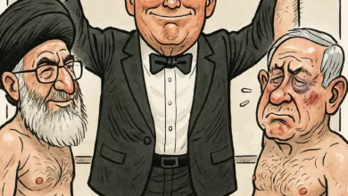 كاريكاتير يظهر مباراة ملاكمة حيث يقف ترامب في الوسط كحكم، ونتنياهو على اليمين يتلقى لكمات، وخامنئي على اليسار، وترامب يرفع يد كل منهما في مشهد ساخر.