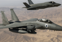 طائرات مقاتلة إسرائيلية من طراز F-35 تحلّق على ارتفاع شاهق فوق منطقة جبلية خلال مهمة جوية، في مشهد يوحي بالقوة والدقة التكنولوجية.